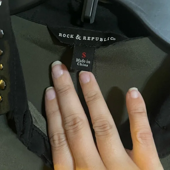 Rock & Republic Olive button up. Size small. Stud detail. Good condition - Picture 3 of 4